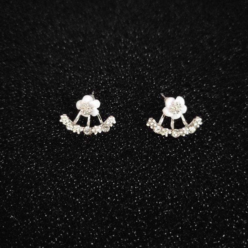 Small Daisy Flower Stud Earrings, Chrysanthemum Earrings, Exquisite Women's Earrings, Fashionable and Versatile