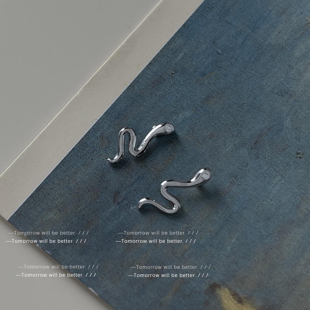 Two ear-raising little spirit snake stud earrings~ 925 silver needle mini version cute sleep without taking off earrings ins earrings