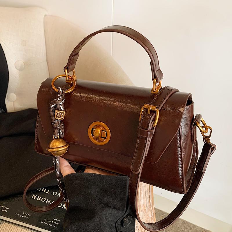 

2024 Fashionable Retro Handbag: Women s Casual Crossbody, Simple Handheld, Single Shoulder, Small Square Bag for Autumn/Winter No Pendant зелений