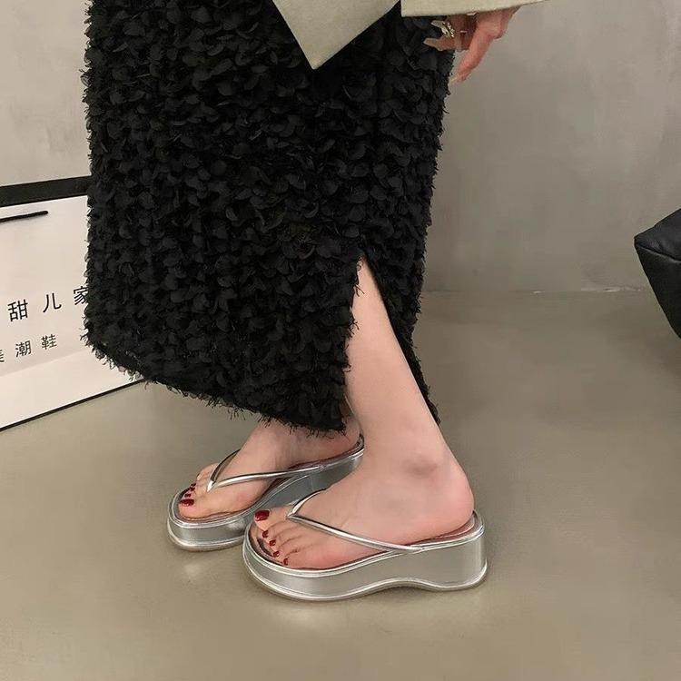 Mode lässige Flip-Flops 2024 neu Herbst runde Zehen dicker Boden Höhenzunahme ein Pedal dicker Boden silberne Hausschuhe Damen