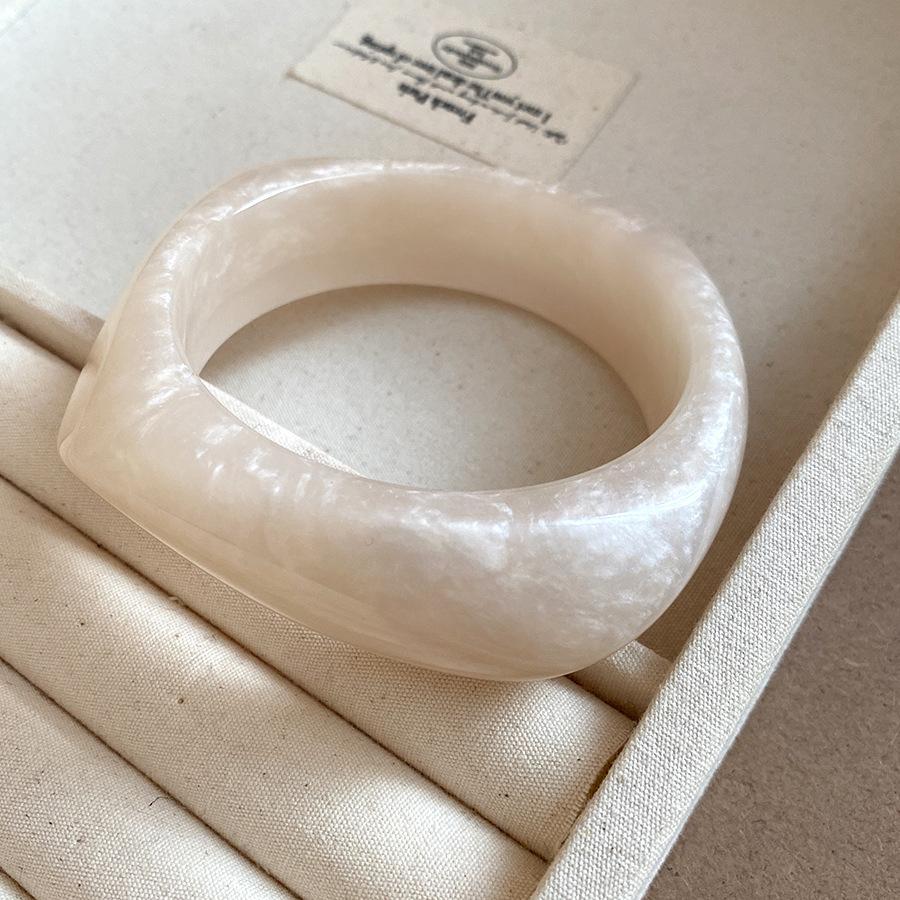 European and American Beige Irregular Geometric Resin Bracelet Light Luxury Temperament Bracelet Retro Exaggerated Jewelry Women