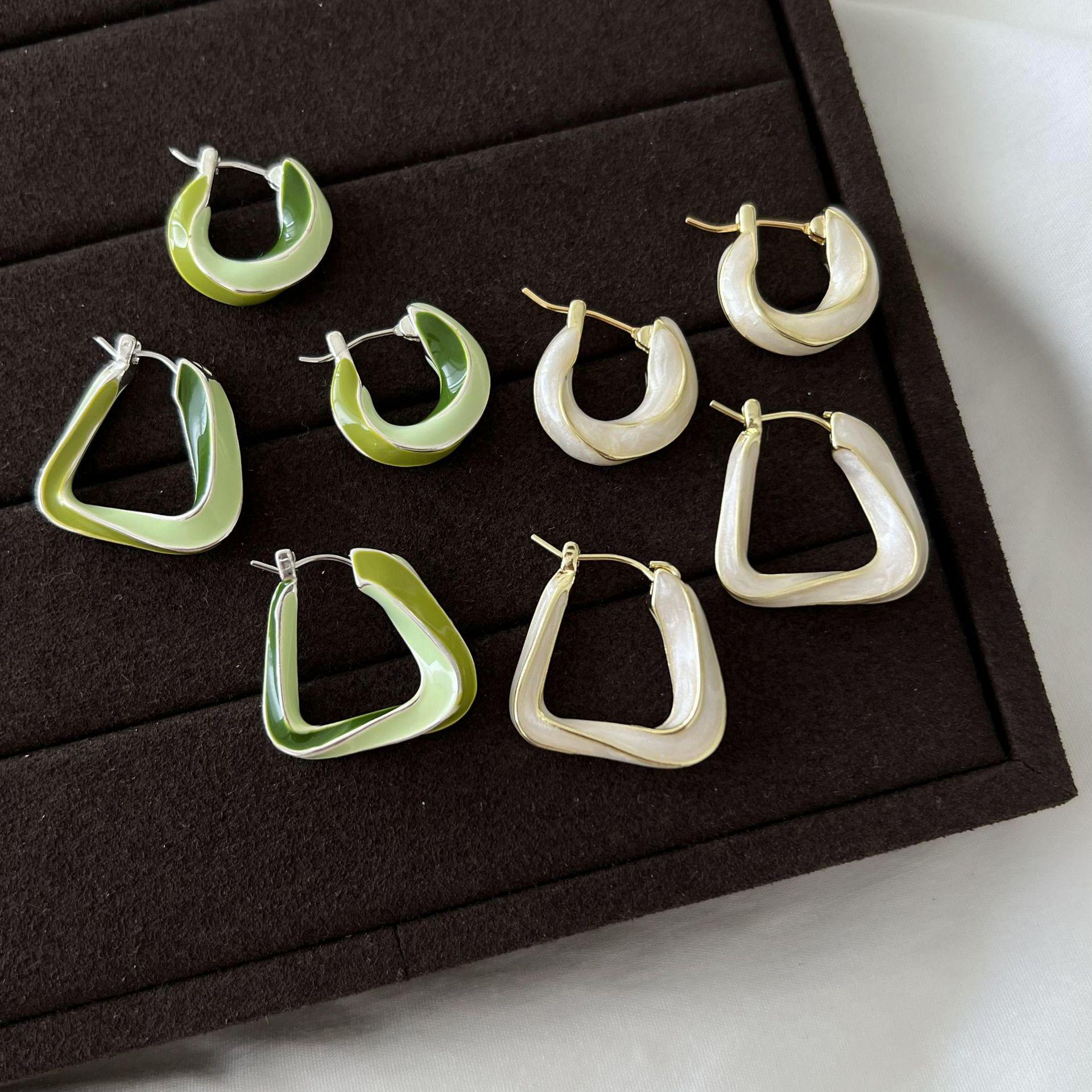 

Twisted Geometric Metallic Ear Cuffs: Elegant Retro Light Luxury Earrings