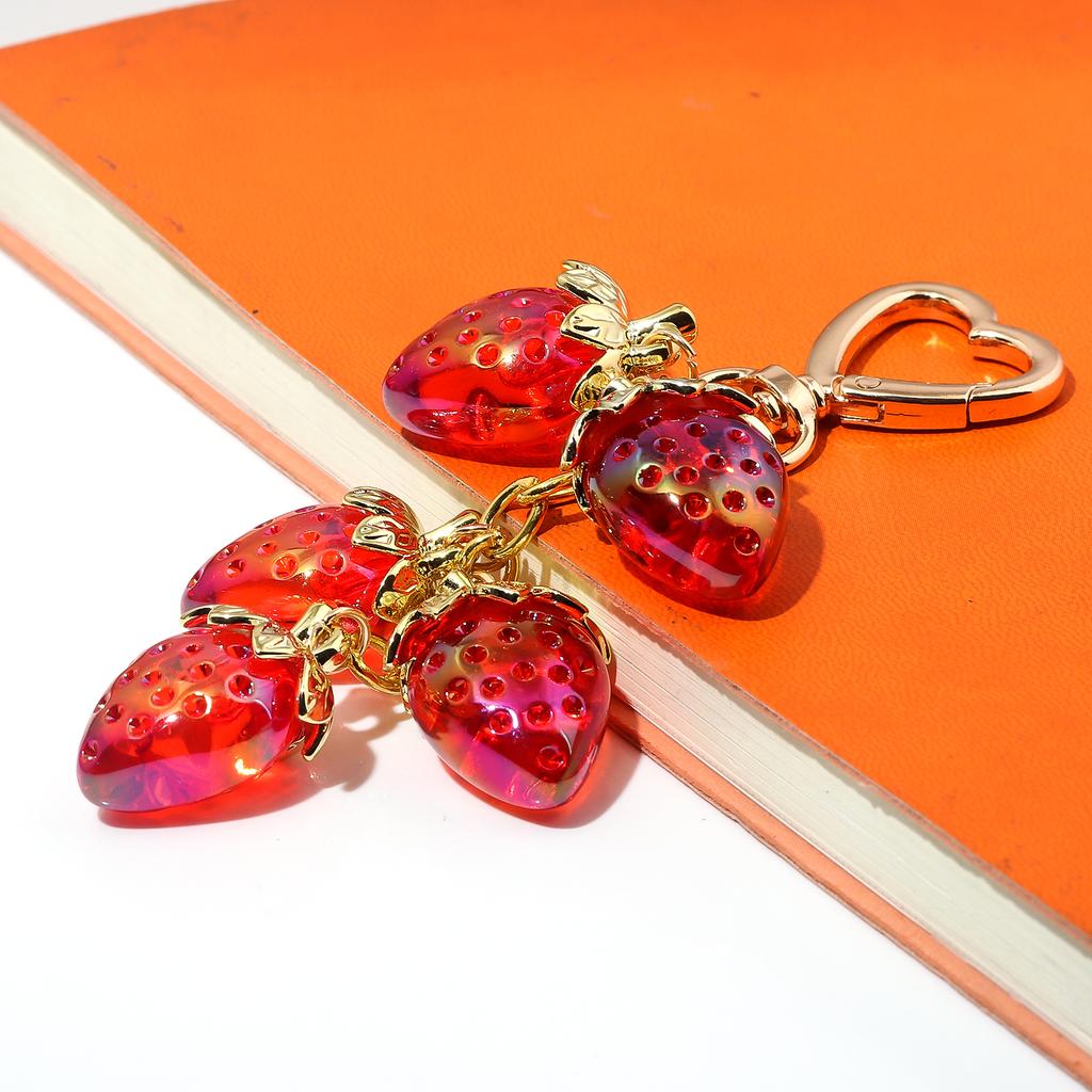 Fashion Strawberry Daisy Bag Pendant Keychain Summer Fruit Strawberry Pendant Keyring Ladies Bag Accessory Gift