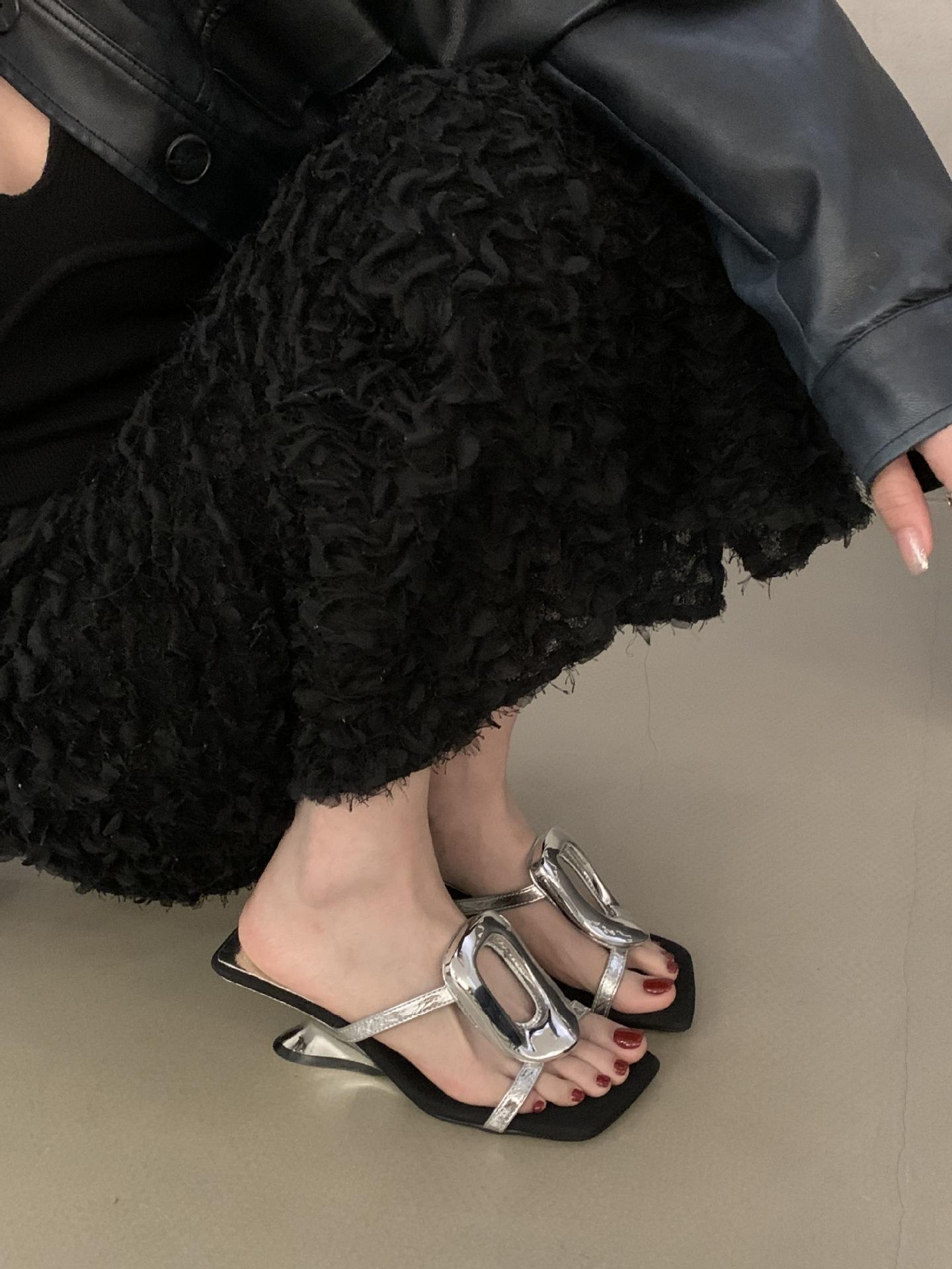 

Французская металлическая квадратная пряжка модные крутые шлепанцы для улицы 2025 лето новая квадратный носок открытый носок танкетка высокий каблук сандалии женские 40 серебряный