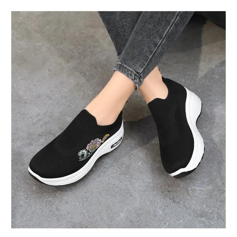 Spring New Lightweight Sponge Sole Casual Shoes Embroidered Peony Women's Height Increasing Shoes Breathable Socks Women's Shoes