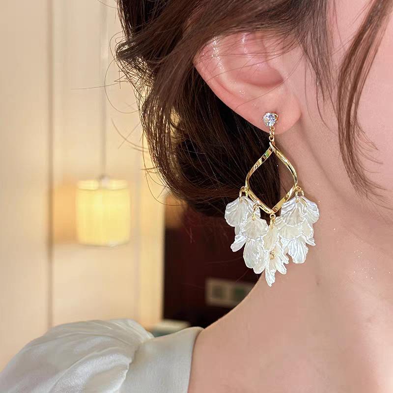 Holiday Style Long Tassel Stud Earrings New French Shell Diamond Earrings High-end Temperament Versatile Earrings