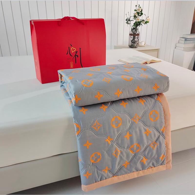 Ju Shu An Lightweight All-Season Polyester Quilt