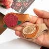 1 Stück Vintage Kaffee Rose Lesezeichen Leder Magnetischer Seitenhalter mit Doppelseitigem Design Ideales Lesezubehör Geschenk Lesezeichen