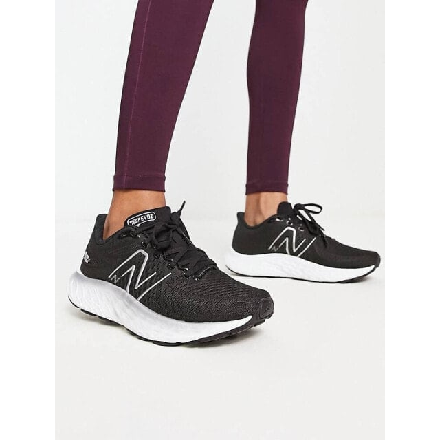 

Черно-белые беговые кроссовки New Balance Evoz