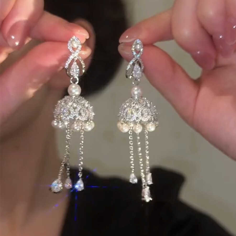 

Циркон жемчуг капля воды фонарь серьги-пусеты с бахромой модные серьги полой конструкции легкая роскошь преувеличенные серьги женщины