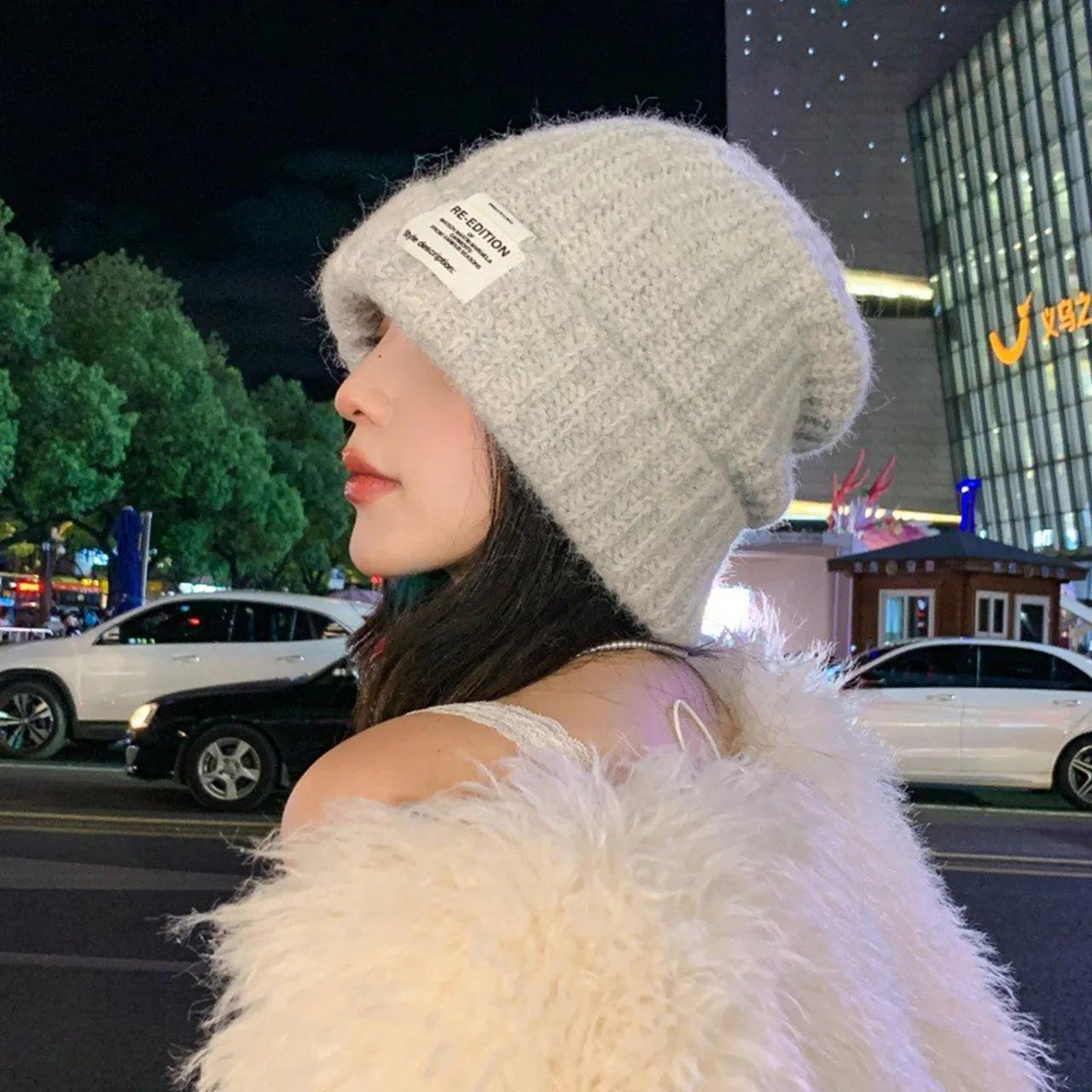 

Зимняя теплая шерстяная вязаная шапка для женщин, однотонная, эластичная, с защитой ушей, модные шапки с лейблом, простая шапка-пуловер для корейской девушки серый