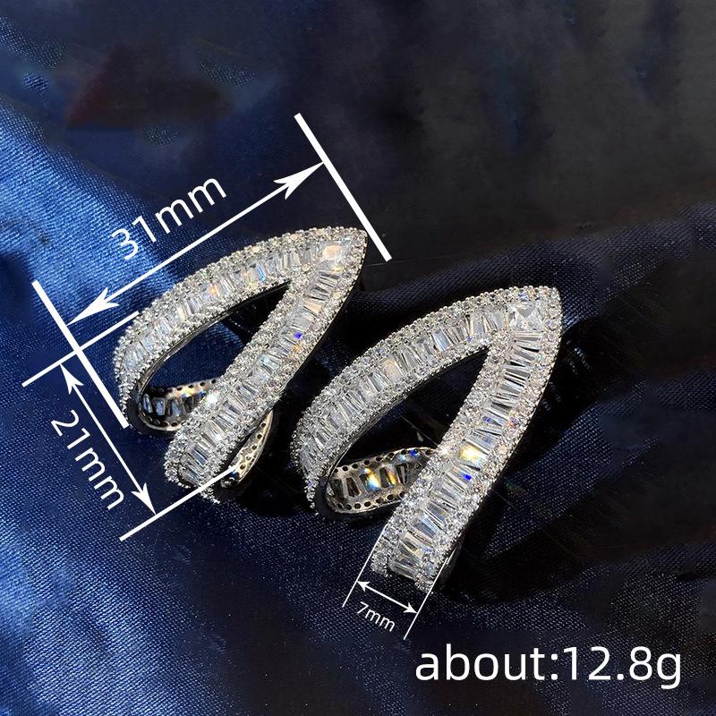 High-end wind chic triangular hollow design stud earrings, exquisite temperament, shiny and slightly inlaid, earrings