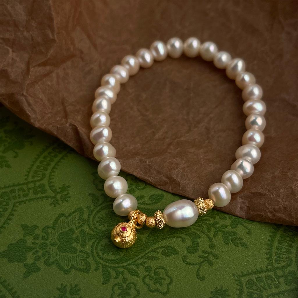Ba Ba Pot Freshwater Pearl and Zircon Bracelet: Niche, Stylish, Luxurious Jewelry for Besties.