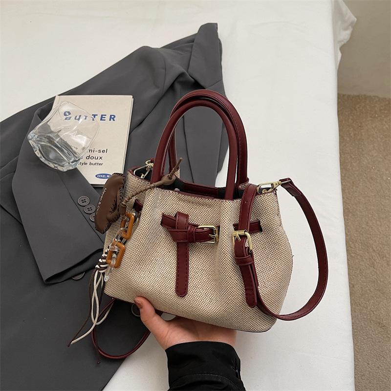 Leisure Single-shoulder Bag with High-end Texture, Retro Hand-held Feel, Fashionable Cloud-shaped Bag