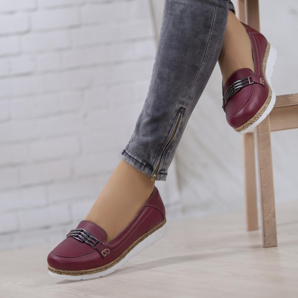 

Красные женские кожаные туфли бордового цвета из натуральной кожи на плоской подошве