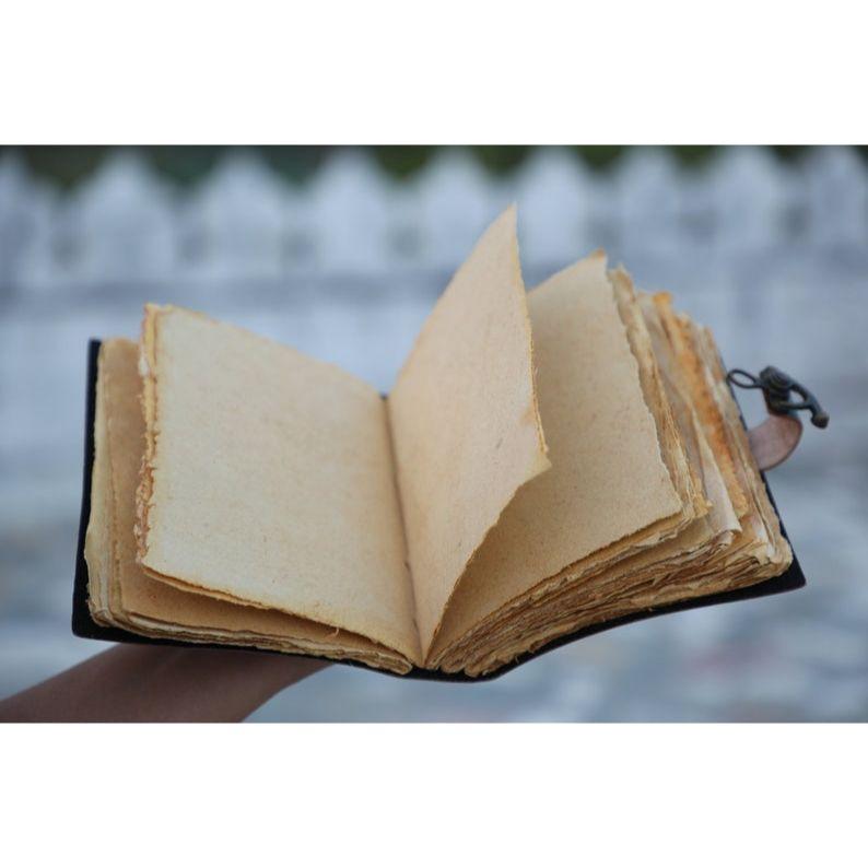 Blanko Zauberbuch der Schatten Tagebuch mit Verschluss Requisite Vintage Handgemachtes Leder Tagebuch Geprägtes Gebet Pagan Antik Hexerei