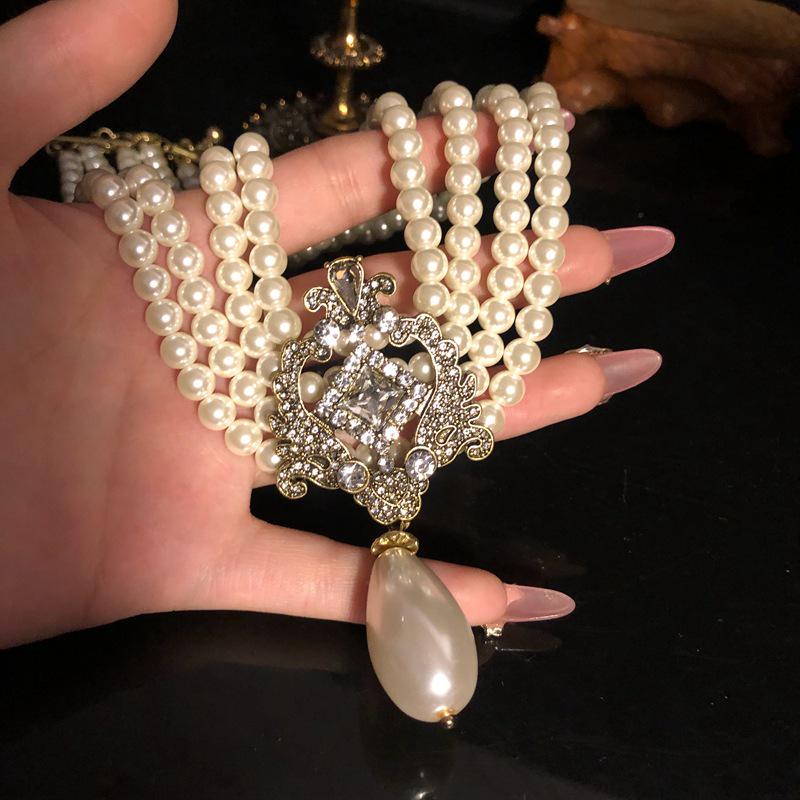 Retro Perlen- & Edelstein-Mehrschicht-Halskettenset mit goldenem Choker, Ohrsteckern, Ohrclips und Pulloverkette für Damen