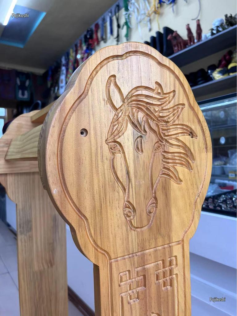 Sattelständer & Ausstellungsständer aus Massivholz Dekoration