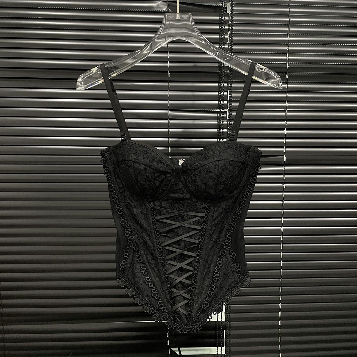 

Топ-труба American Pure Desire из кружева — классный облегающий крой на раннюю осень с поддержкой Fishbone. Small чёрный