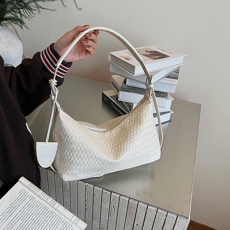 Retro woven bag women's large capacity 2025 new autumn and winter versatile shoulder underarm bag casual work commuter bag