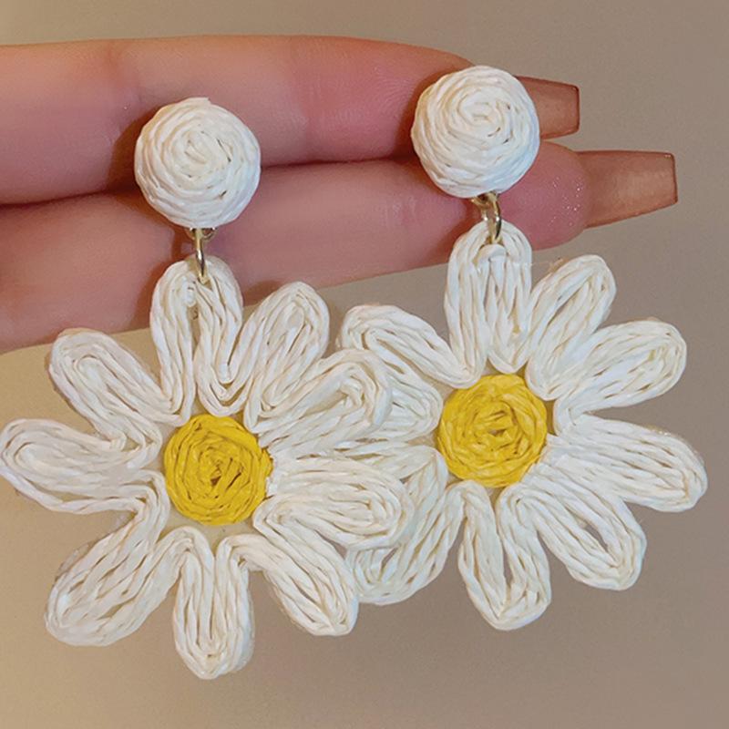 Boho Raffia Daisy Drop Earrings Handmade Woven Flower Dangle Earrings Summer Statement Jewelry for Women Beach Vacation Wear