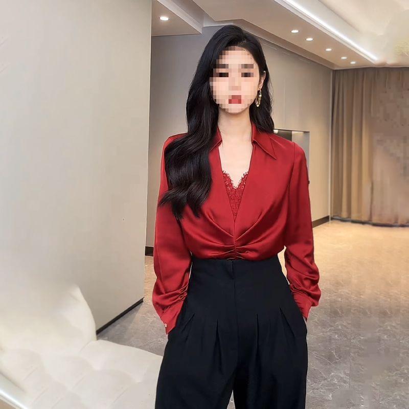 

Комплект: рубашка с кружевным воротником в стиле пэчворк и атласные брюки с высокой талией и широкими штанинами M