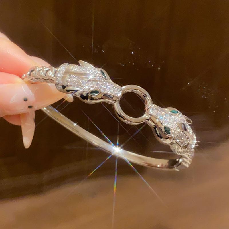 18K Goldplattiertes offenes ovales Crossover-Armreif - Leichter Luxus-Armband für Damen