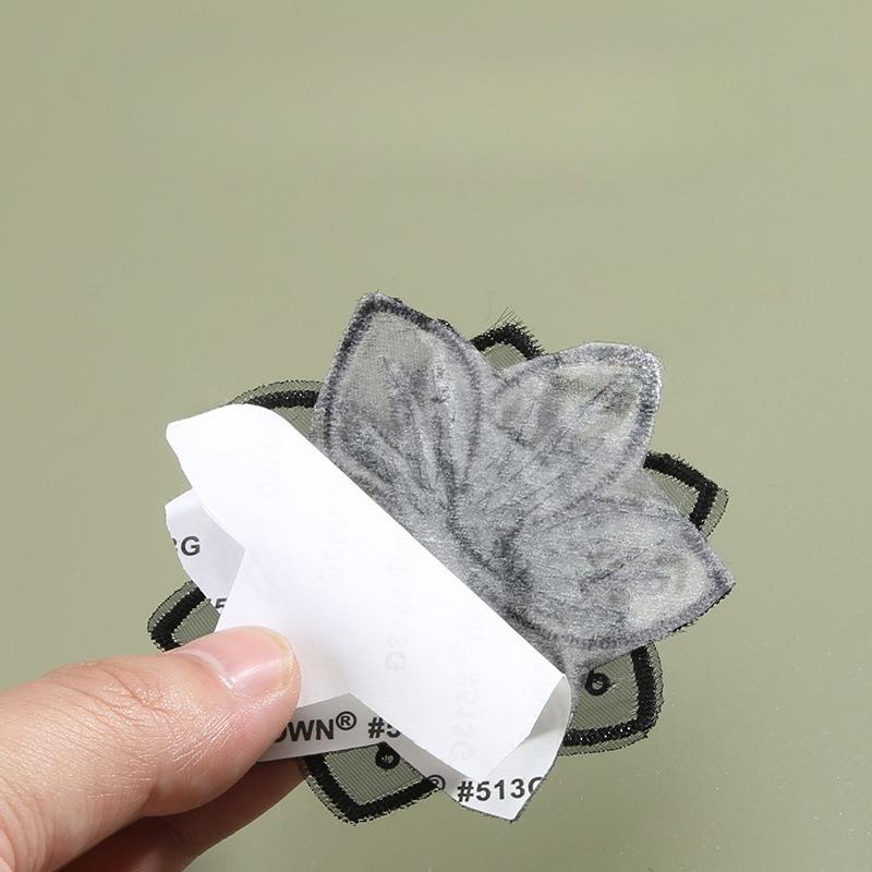 Nahtloser Flickenaufkleber Selbstklebend Daunenjacke mit Löchern und ohne Flecken Reparatur Stoffaufkleber Schwarze Kleidung Rock Blumen Fortschrittliche Stickerei