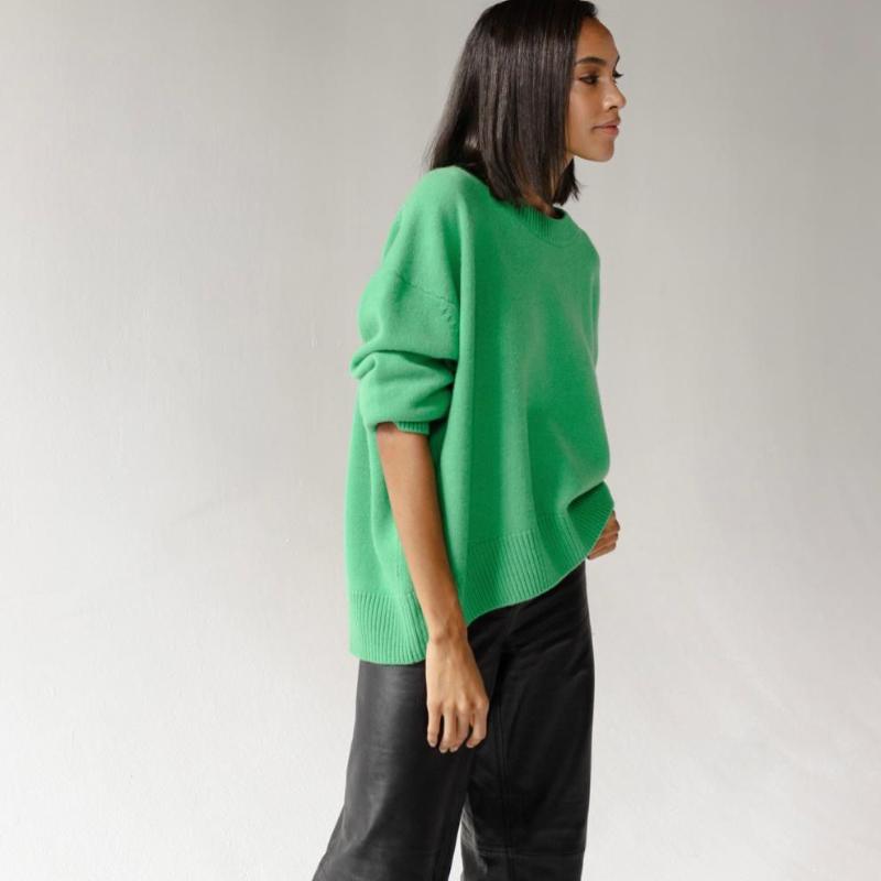 Европейский и американский повседневный вязаный свитер для женщин с круглым вырезом и длинным рукавом свободный дышащий трикотажный топ однотонный простой модный мягкий удобный свитер one size зелёный 3490₽