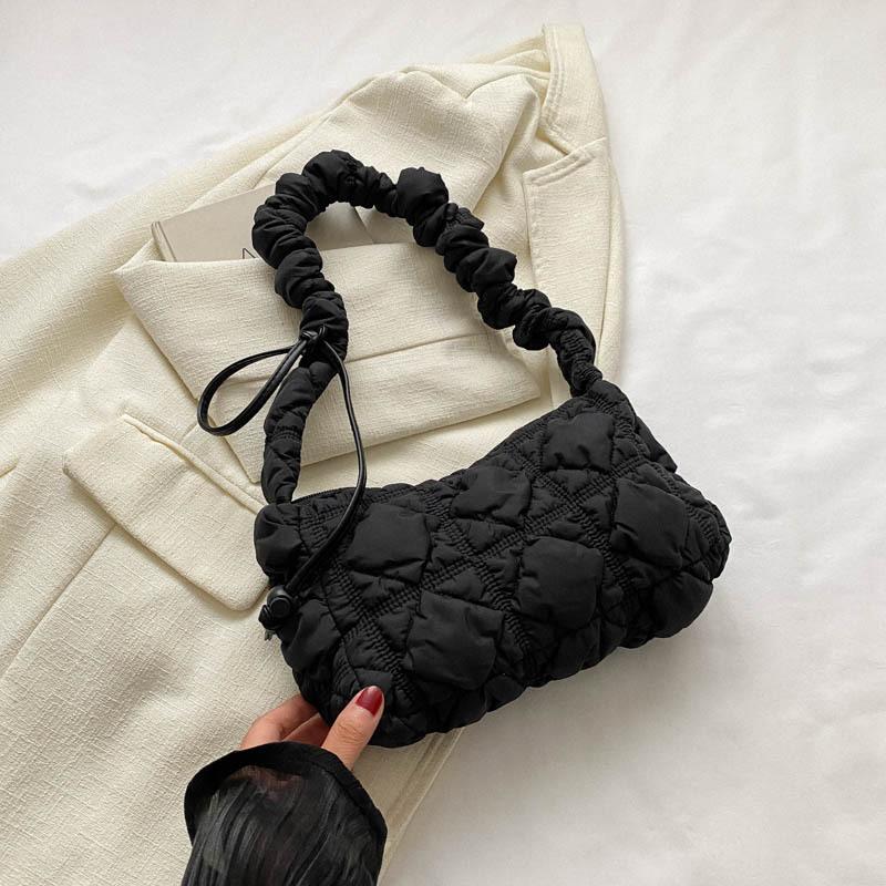 

2024 Новая женская сумка Корейская версия Niche Casual Cloud Folded Underarm Bag Повседневная сумка-пельмень на одно плечо Сумка через плечо для женщин чёрный