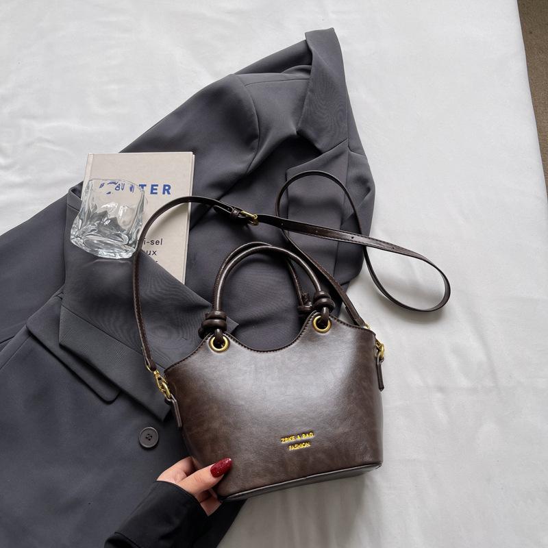 

2025 осень новая сумка через плечо в иностранном стиле нишевый удобный дизайн сумочка модная простая в иностранном стиле сумка-мессенджер женская сумка