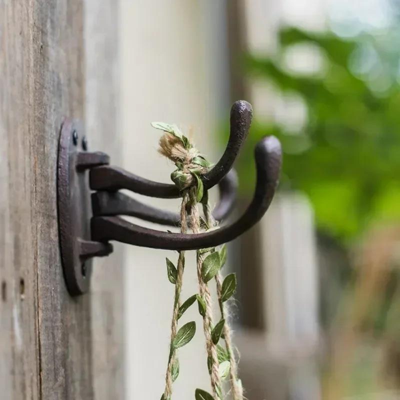 1 peça Ganchos Multifuncionais Vintage de Ferro Fundido, Fácil Instalação, Robusto e Durável, Design Giratório para Banheiro, Casa de Fazenda, Jardim, Garagem