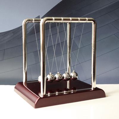 Newtonova kolébka Kovové kyvadlo Vzdělávací fyzika Hračka Čtvercový design Kancelář kinetická energie Ornament pro uvolnění stresu