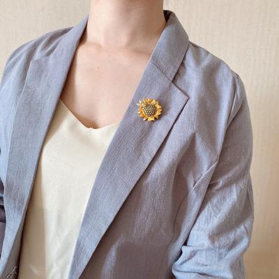 Exquisite Sonnenblumen-Bienen-Broschen für Damen Gänseblümchen-Blumenkragen Insekten-Broschennadel Kleider Schmuck Accessoires