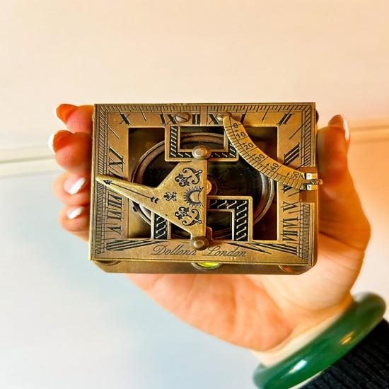 Sonnenuhr-Kompass im viktorianischen nautischen Stil mit Holzbox