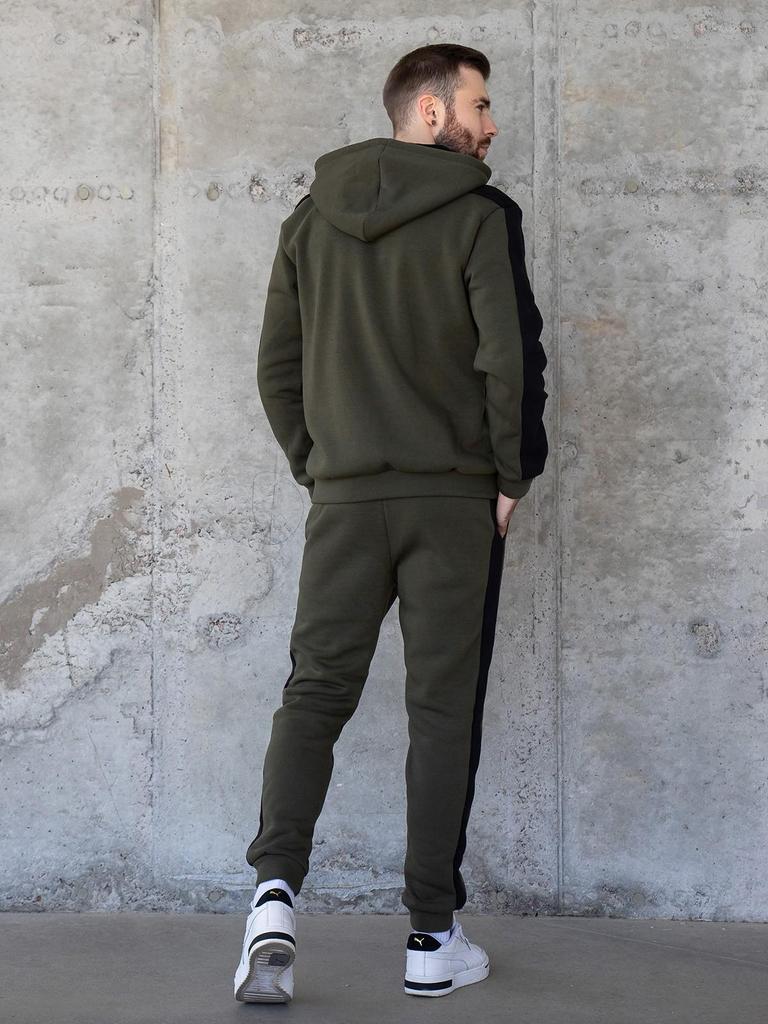 Teplý oblek s vlasteneckými symboly ISSA Plus