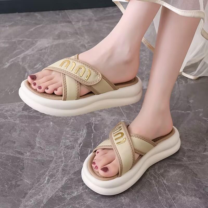 

Thick-soled slippers for women in summer wear 2025 new fairy fashion versatile non-slip holiday beach one-word drag 40