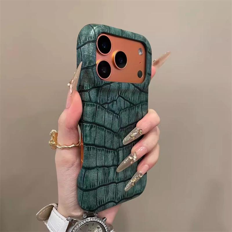 High-End Retro Crocodile Grain Phone Case for iPhone Pro Models 14, 15, 16, 17
