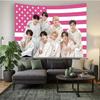 SKZ Rosa Amerikanische Flagge Wandteppich KPop Idol Gruppe Flachdruck Wandbehang Fan Merch Dekoration für Schlafzimmer Wohnheim Ideales Geschenk