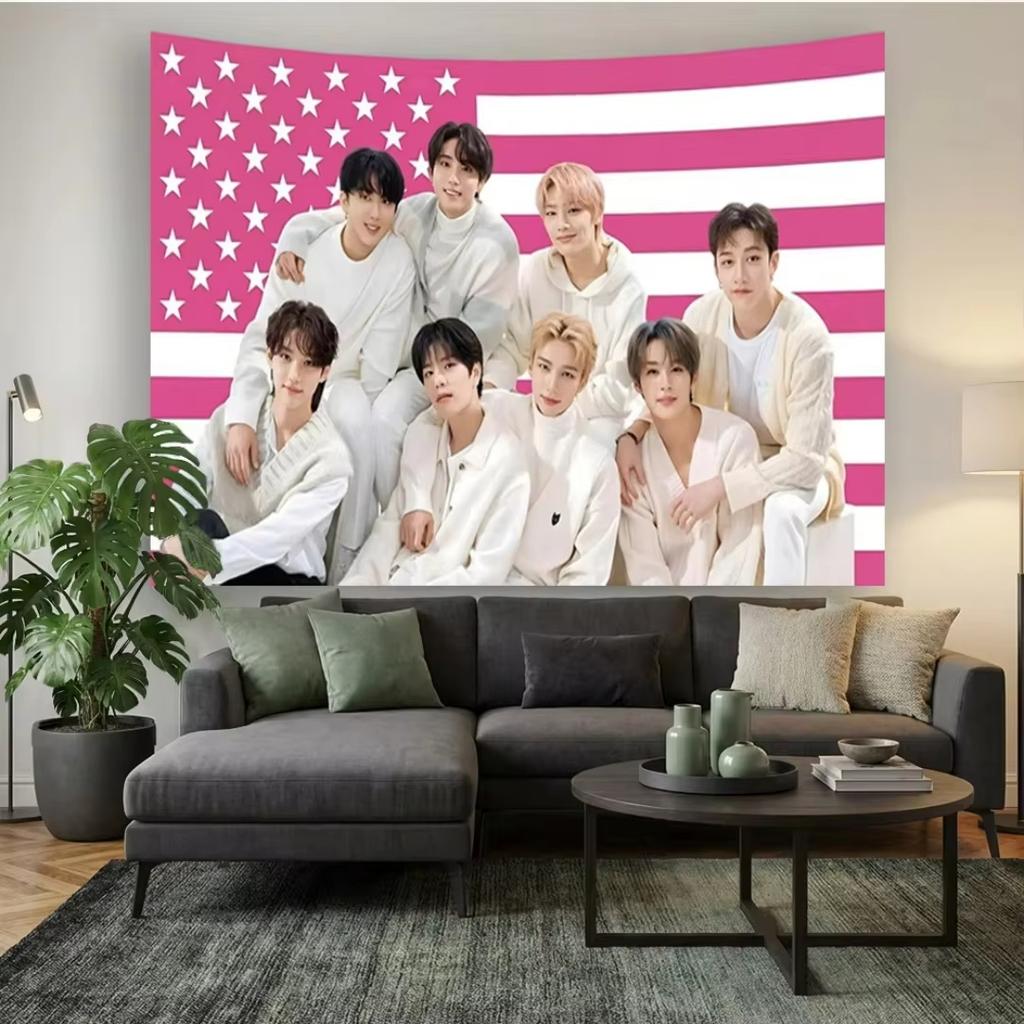 SKZ Rosa Amerikanische Flagge Wandteppich KPop Idol Gruppe Flachdruck Wandbehang Fan Merch Dekoration für Schlafzimmer Wohnheim Ideales Geschenk