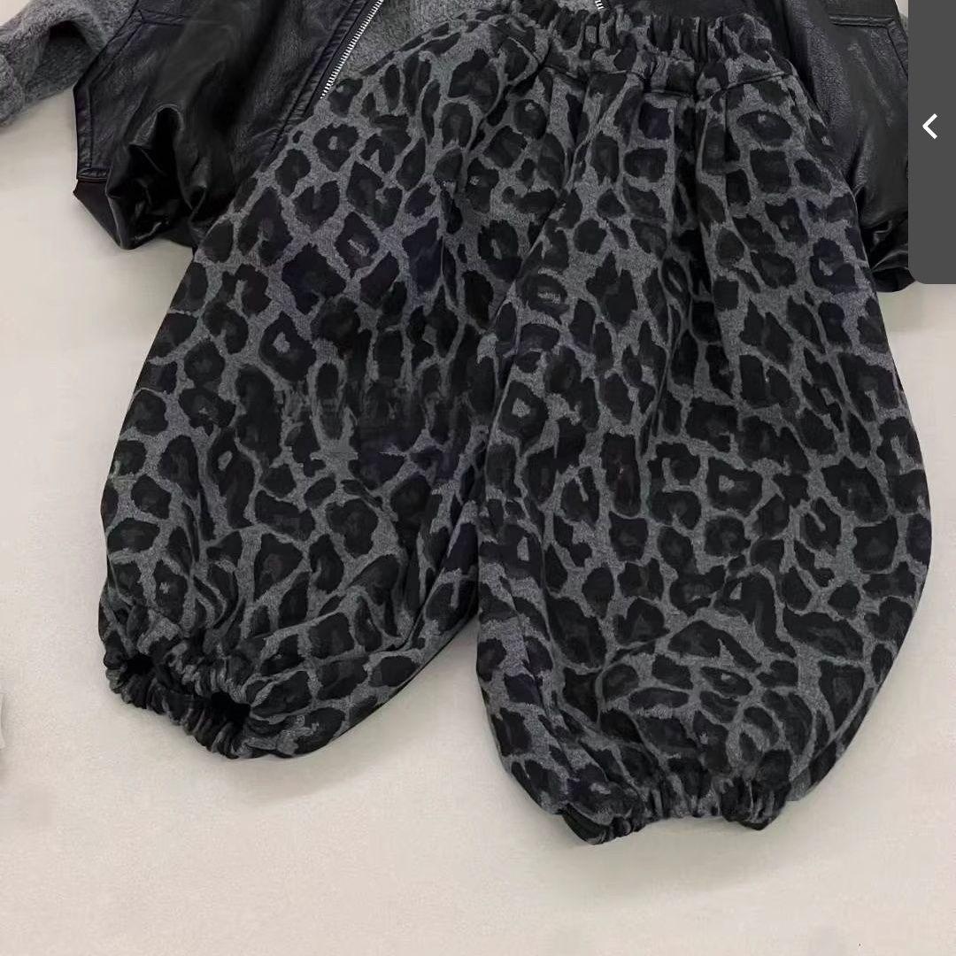 

Дитячий осінній трикотажний костюм у корейському стилі: Красивий шкіряний жилет, светр з капюшоном та штани з леопардовим принтом Size 90