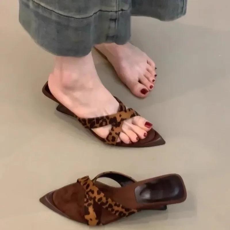 Módní Retro Špičaté Špičky Temperament Křížový Pásek Klínkové Sandály Dámské Boty 2025 Nový Leopardí Vzor Francouzské Otevřené Špičky Sandály na Vysokém Podpatku
