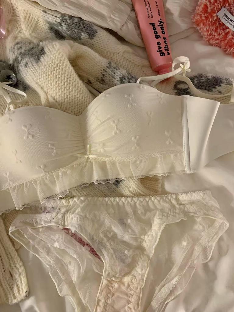 Half a cup gathered to show large, no steel ring, double breasts, anti-sagging sweet lace bra cover set