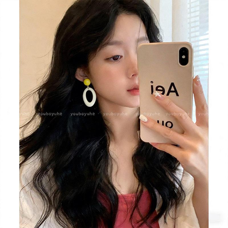 Eleganckie kolczyki z perłami: Prosty, luksusowy design na jesień/zimę 2024