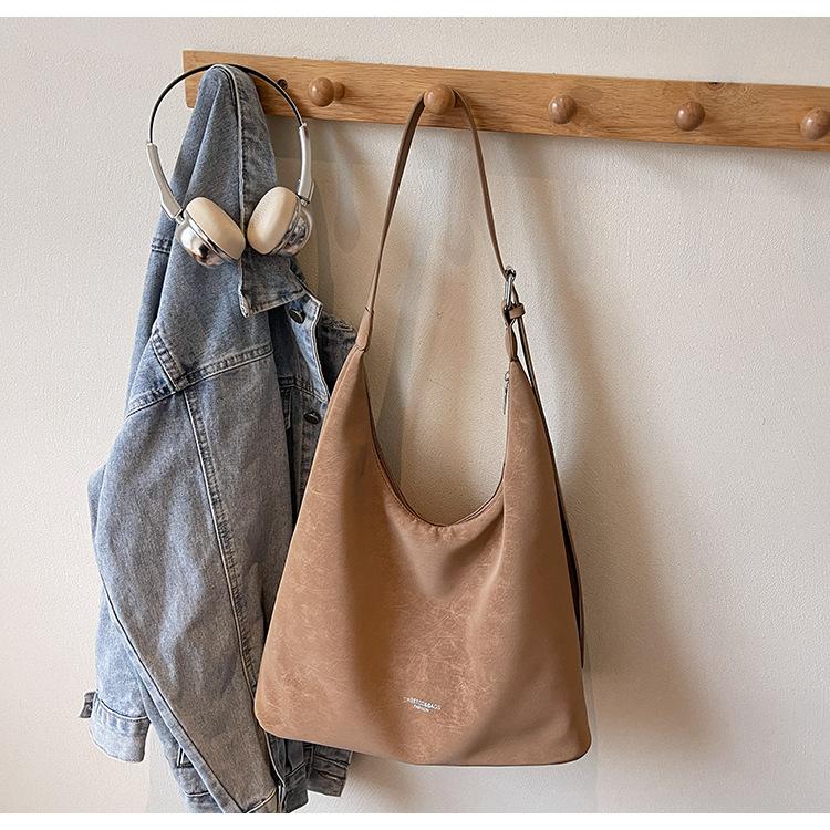 

Large capacity bag women s 2025 new retro fashion tote bag simple texture commuter shoulder armpit bag tide хакі