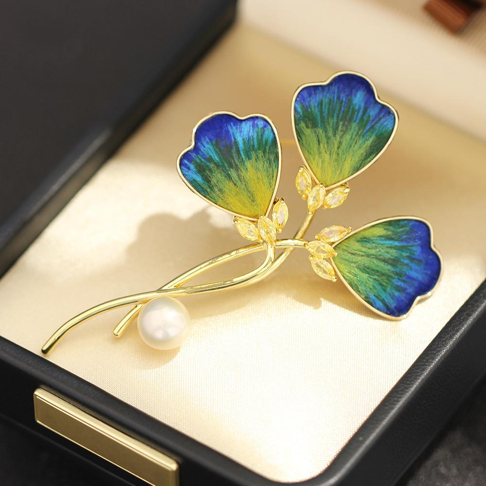 New Chinese intangible cultural heritage edelweiss clover brooch green gradual change stone bouquet pin high-end brooch accessories women