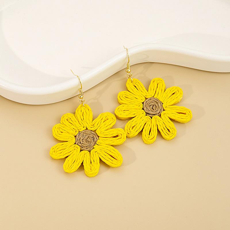 Summer Hand-Woven Small Daisy Earrings, Bohemian Beach Resort Wind Raffia Contrasting Flower Earrings