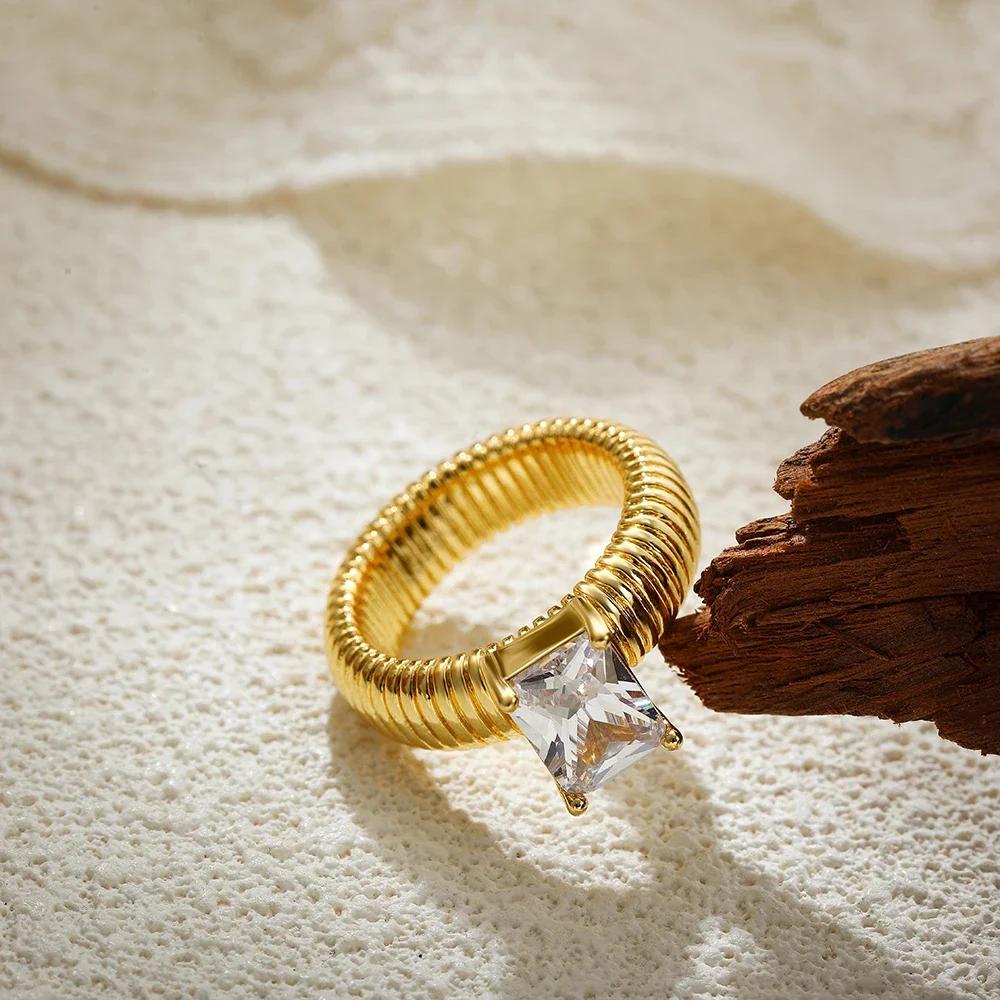 Anelli Placcati Oro 18K Impermeabili Cristallo Multicolore Texture a Strisce Chunky Anello Nuziale Quadrato Lucido Delicato Zircone Gioielli Punk