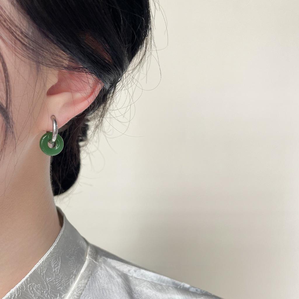 Neue chinesische Stil handgefertigte Jadenfarbe Glas Friedensschnalle Steckerohrringe umwandelbare ethnische geometrische Ohr Manschetten