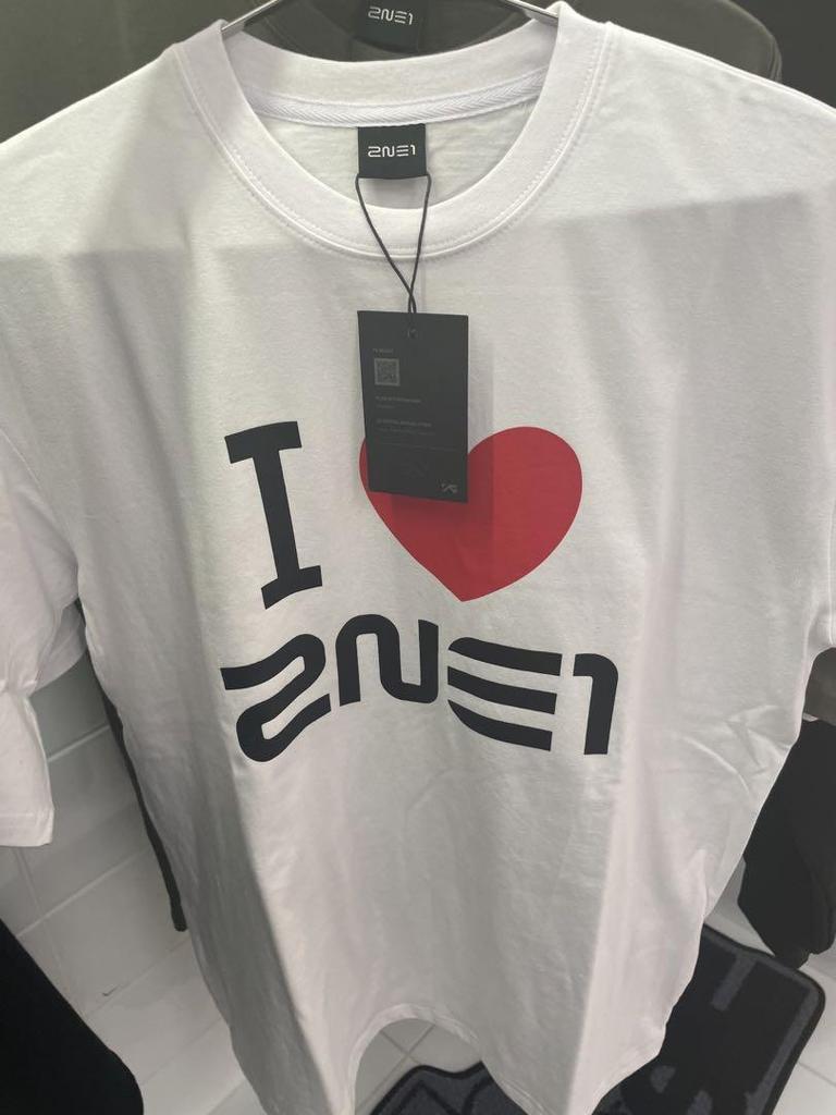 [USED] 2NE1 World Tour Korean Apparel LOVE T-SHIRT Seoul Confan XL